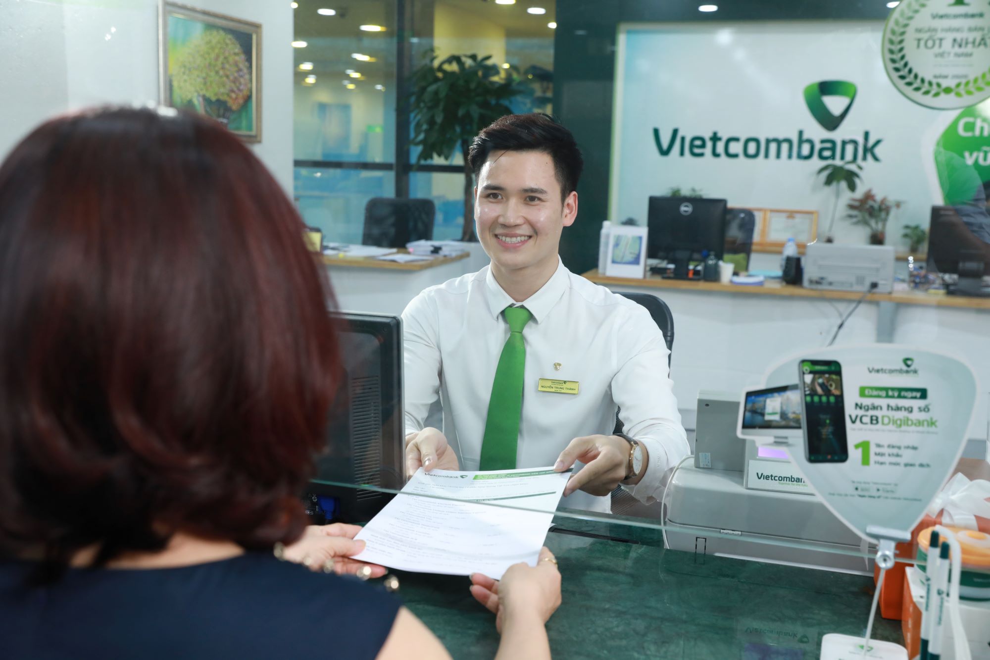 đồng phục ngân hàng Vietcombank